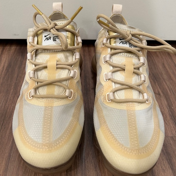 Nike Air VaporMax Women’s 2019 Gold Running Sneaker Shoe size US 7.5 AR6632-101 - Picture 3 of 10
